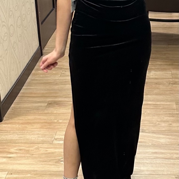 Honey & Rosie black velvet dress with slit & maroon feather trim - XS - Picture 5 of 7